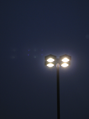 포토 JPG 해외이미지 겨울 가로등 전구 거리 사람없음 세로 파란색 빛 검은색 어둠 추위 흰색 램프 야간 해외202004 해외포토 자연요소 계절 공공시설 컬러 조명 파일형식 이미지허브