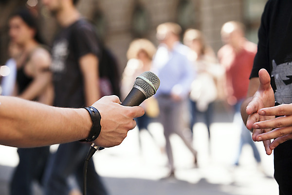 포토 JPG 해외이미지 손 통신 회의 말하기 대화 사람없음 텔레비전 소리 장비 정보 잡기 기자 신문 뉴스 중앙 토론 질문 마이크 보고서 면접 라디오 오디오 방송 언론 리포터 일반 목소리 생존 해외202004 해외포토 직업 음향기기 비즈니스 모션 신체부위 간행물 전자제품 파일형식 이미지허브