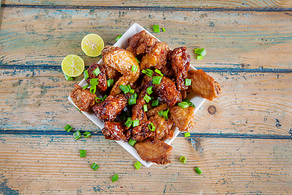 포토 JPG 해외이미지 접시 음식 백그라운드 날개 손가락 고추 탁자 육류 요리 사람없음 목재 빨간색 초록색 식당 식사 저녁식사 치킨 샐러드 추위 튀김 흰색 신선 뜨거움 맛 그릴 널 정상 바비큐 먹기 레몬 향신료 속도 메뉴 매움 후추 점심식사 해외202004 해외포토 나무 식기 손 컬러 가구 컨셉 채소 과일 식재료 재료 모션 주방용품 상점 닭고기요리 향미료 파일형식 이미지허브