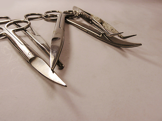 포토 JPG 해외이미지 직업 탁자 병원 사람없음 빛 세트 금속 기구 공구 조직 수술 가장자리 은색 위험 수집 오브젝트 준비 날카로움 핀셋 외과 조립 고립 작동 철강 커터 헬프 해외202004 해외포토 컬러 가구 컨셉 의학 재질 치료 도구 도움 둘레 파일형식 이미지허브