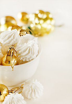 포토 JPG 해외이미지 크리스마스 서양음식 실내 사람없음 아웃포커스 컵 쿠키 달콤 흰배경 머랭 오너먼트 해외202004 머랭쿠키 해외포토 식기 기념일 음식 백그라운드 크리스마스장식 디저트 촬영기법 내부 흰색 맛 파일형식 이미지허브