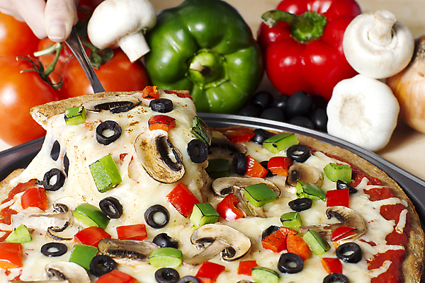 포토 JPG 해외이미지 접시 음식 조각 백그라운드 토마토 채소 치즈 파프리카 피자 패스트푸드 따뜻함 육류 요리 사람없음 빨간색 컬러풀 식당 검은색 식사 저녁식사 버섯 이탈리아 지성 껍질 신선 최고 원형 맛 인스턴트 굽기 올리브 토핑 성분 점심식사 모짜렐라치즈 해외202004 해외포토 도형 식기 열매 유럽 컬러 컨셉 식재료 유제품 서양음식 상점 구이 파일형식 이미지허브