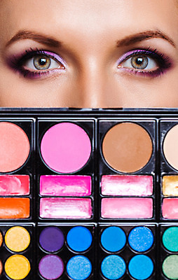 포토 JPG 해외이미지 모델 응시 여자 얼굴 신체 건강 미술 한명 사람 화장품 화려 닫기 눈동자 눈썹 속눈썹 마스카라 만들기 해외202004 해외포토 1 시선 컨셉 모션 문화예술 신체부위 뷰티 눈_신체부위 파일형식 이미지허브