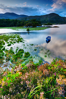 포토 JPG 해외이미지 구름 공원 호수 여행 자연 하늘 산 파노라마 국립공원 풍경 사람없음 야외 세로 초록색 물 여름 파란색 반사 평화 맑음 침묵 활발 시골 연못 보트 저녁 크리스탈 언덕 장면 아일랜드 내추럴 수평선 해외202004 해외포토 자연요소 계절 공공시설 유럽 컬러 컨셉 배_교통 날씨 촬영기법 소리 야간 광석 생태계 파일형식 이미지허브