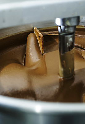 포토 JPG 해외이미지 실내 근접촬영 사람없음 초콜릿 기계 소프트포커스 믹싱기계 섞기 해외202004 해외포토 뷰포인트 디저트 촬영기법 내부 파일형식 이미지허브