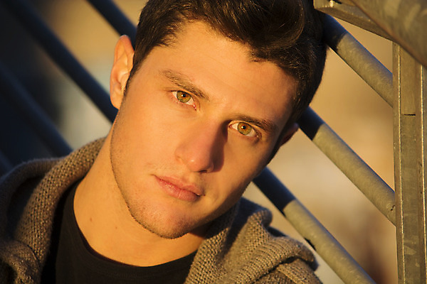 포토 JPG 해외이미지 백인 모델 1 라이프스타일 옷 남자 거리 한명 사람 정장 성인 빛 유행 일몰 새벽 흰색 표현 도시 자신감 스웨터 스마트 역동적 심각 스타일 해외202004 해외포토 자연요소 서양인 감정 컬러 컨셉 상의 생활 노을 파일형식 이미지허브