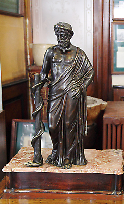 포토 JPG 해외이미지 아이콘 1 디자인 옷 남자 문화 어린이 조각 컨셉 아이디어 미술 사람 사람없음 세로 햇빛 약 검은색 의사 골동품 뱀 역사 심볼 그리스 사인 어깨 시멘트 그리스인 구식 옛날 해외202004 해외포토 서양인 유럽 컬러 의학 파충류 문화예술 신체부위 태양 의료진 파일형식 이미지허브