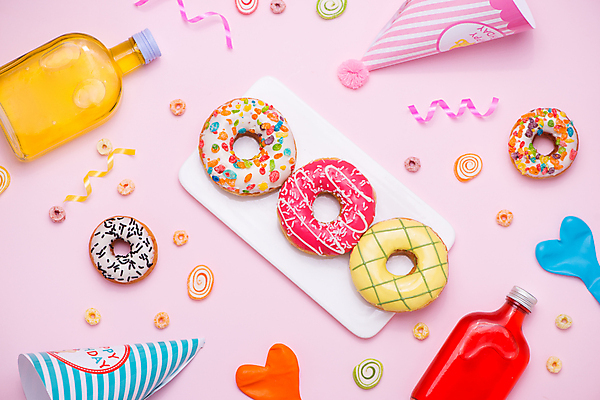 포토 JPG 해외이미지 접시 리본 음료 실내 사탕 사람없음 하이앵글 생일파티 도넛 달콤 시리얼 하트풍선 음료수병 분홍색배경 해외202004 해외포토 식기 음식 뷰포인트 분홍색 백그라운드 디저트 내부 하트 생일 맛 풍선 병_담는 파일형식 이미지허브