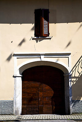 포토 JPG 해외이미지 유럽 문화 벽 조각 여행 백그라운드 십자가 가로등 건축양식 창문 유리 추상 벽돌 주택 자물쇠 그림자 사람없음 갈색 노란색 문 마을 금속 이탈리아 궁전 회색 기둥 도시 블라인드 그리기 역사 보행로 철 부식 질감 대리석 모자이크 지퍼 단계 셔터 천연기념물 놋쇠 밀라노 옛날 절개 철강 화창 해외202004 해외포토 공공시설 건축 나라 길 컬러 고건축 무늬 재료 모션 재질 날씨 건물 커튼 파일형식 이미지허브