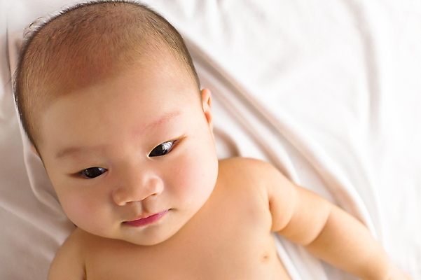 포토 JPG 해외이미지 행복 얼굴 가족 건강 한명 사람 동양인 상반신 눕기 흰색 아기 신생아 결백 천진난만 해외202004 해외포토 1 감정 컬러 컨셉 관계 모션 인종 신체부위 파일형식 이미지허브