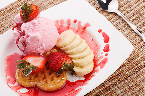 포토 JPG 해외이미지 접시 음식 과일 딸기 디저트 바나나 사람없음 장식 빨간색 컬러풀 얼음 식사 흰색 신선 달콤 아침식사 정상 설탕 민트 크림 토핑 와플 팬케이크 바닐라 페스츄리 해외202004 해외포토 자연요소 식기 빵 컬러 케이크 맛 허브 파일형식 이미지허브