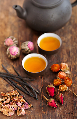 포토 JPG 해외이미지 꽃잎 실내 사람없음 찻잔 찻주전자 찻잎 꽃차 나무배경 해외202004 공예차 해외포토 꽃 백그라운드 주전자 잔 내부 차_음료 파일형식 이미지허브