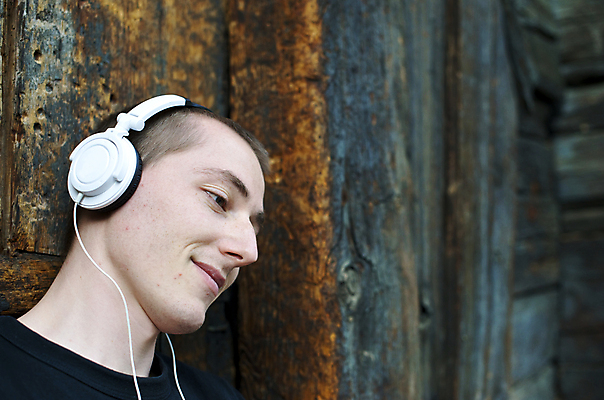 포토 JPG 해외이미지 백인 남자 음악 이어폰 포즈 휴식 한명 사람 성인 야외 헤드폰 소리 듣기 장비 흰색 MP3 시원함 오디오 스테레오 해외202004 해외포토 서양인 1 컬러 음향기기 컨셉 모션 문화예술 전자제품 파일형식 이미지허브