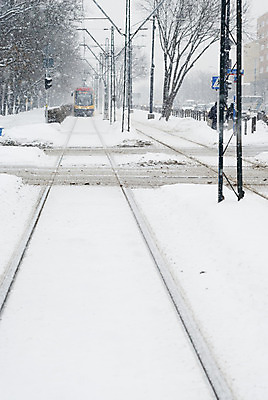 포토 JPG 해외이미지 계절 여행 겨울 교통시설 모션 날씨 사람없음 금속 힘 추위 도시 전차 트랙 장면 무거움 일반 선로 철책 바르샤바 해외202004 해외포토 육상교통 교통 재질 대중교통 무게 시설 폴란드 파일형식 이미지허브