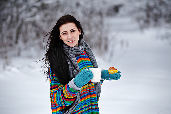 포토 JPG 해외이미지 백인 라이프스타일 응시 공원 여자 행복 유럽 커피 겨울 청소년 자연 건강 한명 20대 야외 컵 케이크 목도리 산책 추위 흰색 스웨터 폭설 성인여자만 카피스페이스 해외202004 손모아장갑 해외포토 서양인 1 식기 시선 잡화 계절 공공시설 감정 나라 음료 컬러 장갑 상의 휴식 디저트 눈_날씨 사람 청년 생활 공백 자연재해 생태계 여자만 성인만 파일형식 이미지허브