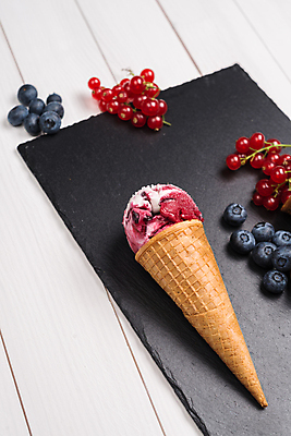 포토 JPG 해외이미지 열매 실내 사람없음 달콤 민트 흰배경 블루베리 아이스크림콘 콘아이스크림 돌판 해외202004 해외포토 식물 백그라운드 과일 아이스크림 내부 돌_바위 흰색 맛 허브 콘 파일형식 이미지허브