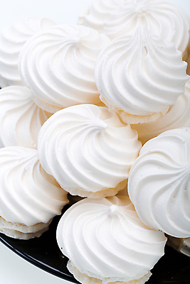 포토 JPG 해외이미지 접시 서양음식 실내 사람없음 쌓기 쿠키 달콤 흰배경 머랭 해외202004 머랭쿠키 해외포토 식기 음식 백그라운드 모션 디저트 내부 흰색 맛 파일형식 이미지허브