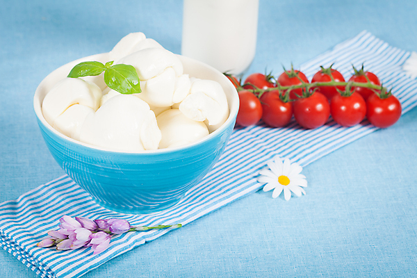 포토 JPG 해외이미지 접시 음식 백그라운드 다이어트 토마토 방울토마토 치즈 건강 사람없음 빨간색 파란색 봄 이탈리아 우유 흰색 신선 사발 순수 바질 모짜렐라치즈 해외202004 해외포토 식기 계절 유럽 컬러 컨셉 채소 유제품 사기그릇 파일형식 이미지허브