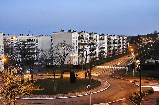 포토 JPG 해외이미지 나무 라이프스타일 계절 유럽 도로 길 여행 건축양식 창문 하늘 전등 거리 사람없음 건물 빛 프랑스 도시 시간 도심 야간 정사각형 각도 지역 스카이라인 이웃 빛망울 해외202004 해외포토 자연요소 도형 식물 건축물 건축 나라 교통시설 조명 생활 파일형식 이미지허브
