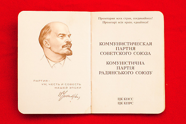 포토 JPG 해외이미지 종이 백그라운드 텍스트 실내 사람없음 책 빨간색 파티 수확 덮개 흰색 오픈 신용카드 오브젝트 서식 문서 보안 러시아 우표 공산주의 구식 러시아인 면허증 소비에트 옛날 우크라이나 회원 목차 수수료 해외202004 해외포토 서양인 유럽 컬러 농업 안전 이벤트 내부 금융 뚜껑 면허 요금 증명서 파일형식 이미지허브