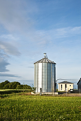 포토 JPG 해외이미지 구름 음식 밭 농업 자연 하늘 날씨 주택 건강 파노라마 옥수수 풍경 사람없음 초록색 파란색 빛 태양 농장 일출 금속 맑음 추위 플랫 은색 농부 수납 밭일 사일로 식민지 옛날 수평선 해외202004 해외포토 자연요소 직업 산업 컬러 재질 곡류 촬영기법 건물 노을 생태계 파일형식 이미지허브