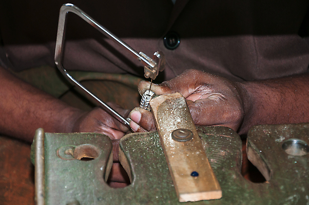 포토 JPG 해외이미지 공장 사람없음 작업 보석 자르기 닦기 수공예 가넷 사파이어 솜씨 해외202004 해외포토 공업 모션 광석 공예 파일형식 이미지허브