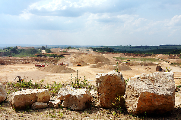 포토 JPG 해외이미지 식물 산업 도로 농업 교통시설 사람없음 울타리 흰색 업무 접속 방파제 시멘트 먼지 라임 짐차 자원 흙더미 찌그러짐 깨짐 석회암 채석 칼슘 해외202004 해외포토 공공시설 길 컬러 교통 컨셉 과일 자동차 담장 흙 암석 작업 시설 파일형식 더미 이미지허브