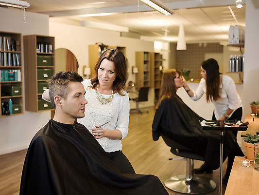 포토 JPG 해외이미지 백인 헤어스타일 여자 의자 조명 표정 미소 사람 여러명 10대 가로 컬러풀 금발 머리카락 스파 거울 미용실 미용사 자르기 쓰다듬기 카피스페이스 해외202004 해외포토 서양인 직업 컬러 가구 다수 모션 청소년 머리 공백 뷰티샵 파일형식 이미지허브