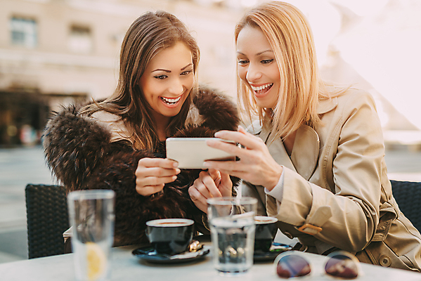 포토 JPG 해외이미지 라이프스타일 응시 행복 커피 인터넷 무선통신 휴식 거리 앉기 야외 두명 가로 친구 스마트폰 핸드폰 카페 통화 단절 해외202004 해외포토 시선 감정 음료 컨셉 통신 관계 모션 사람 생활 전자제품 스마트기기 상점 파일형식 이미지허브