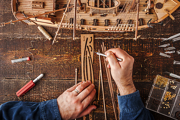 포토 JPG 해외이미지 모델 손 취미 사람없음 목재 빨간색 파란색 갈색 도구 자르기 갑판 수집 해외202004 해외포토 나무 컬러 배_교통 재료 모션 신체부위 파일형식 이미지허브