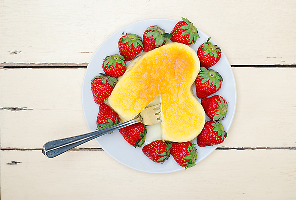 포토 JPG 해외이미지 접시 포크 딸기 디저트 사람없음 하이앵글 하트 자르기 치즈케이크 해외202004 해외포토 모양 식기 음식 뷰포인트 과일 모션 케이크 파일형식 이미지허브