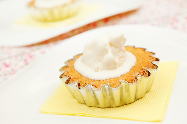 포토 JPG 해외이미지 접시 음식 다이어트 아이스크림 디저트 주택 사람없음 장식 파티 케이크 얼음 빵집 흰색 생일 고급 달콤 컵케이크 굽기 먹기 크림 반죽 머핀 코코넛 칼로리 바닐라 반투명 핸드메이드 프로스팅 해외202004 해외포토 자연요소 식기 기념일 빵 컬러 컨셉 과일 모션 건강 이벤트 건물 상점 맛 구이 제빵 파일형식 이미지허브