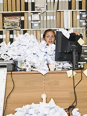 포토 JPG 해외이미지 직업 손 여자 커피 비즈니스 탁자 한명 정장 컵 컴퓨터 사무실 쌓기 사무용품 화물 표현 비즈니스우먼 심볼 바인더 흙더미 숨김 해외202004 해외포토 1 식기 옷 음료 가구 컨셉 모션 문구용품 사람 신체부위 전자제품 흙 운송업 직장인 파일형식 더미 이미지허브