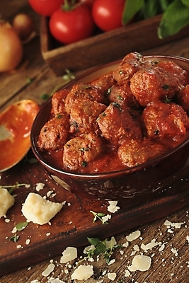 포토 JPG 해외이미지 그릇 음식 토마토 파스타 스파게티 사람없음 식사 저녁식사 이탈리아 미트볼 만들기 토마토소스 점심식사 해외202004 해외포토 식기 유럽 채소 모션 서양음식 소스_음식 파일형식 이미지허브