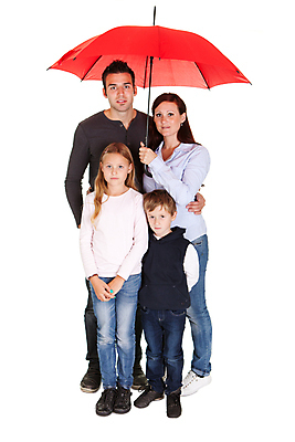 포토 JPG 해외이미지 백인 라이프스타일 커플 응시 여자 남자 딸 행복 아들 어린이 우산 가족 관계 엄마 남편 날씨 함께함 사랑 서기 미소 안전 사람 소년 여러명 성인 야외 빨간색 흰색 잡기 아내 아빠 보호 결합 아래 보안 보험 고립 해외202004 해외포토 서양인 시선 감정 컬러 다수 컨셉 모션 표정 생활 방향 위치 파일형식 이미지허브