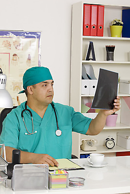 포토 JPG 해외이미지 직업 유니폼 비즈니스 탁자 직장 건강 병원 한명 미소 사람 치료 파란색 사무실 약 건강관리 의사 흰색 업무 자신감 실험실 연습 바쁨 안내원 외과 돌봄 접수 해외202004 해외포토 1 옷 감정 컬러 가구 회사 의학 모션 표정 실험 관리 의료진 작업 파일형식 이미지허브