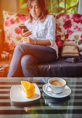 포토 JPG 해외이미지 라이프스타일 응시 행복 아시아 여유 커피 음료 음악 이어폰 통신 놀이 세포 실내 한명 앉기 컵 스마트폰 유행 식당 카페 듣기 수확 신선 잡기 최고 자신감 액체 맛 정상 긍정 아로마 청각 단절 소셜 플레이어 해외202004 해외포토 1 식기 시선 감정 나라 음향기기 컨셉 농업 모션 문화예술 사람 내부 생활 핸드폰 스마트기기 상점 파일형식 이미지허브