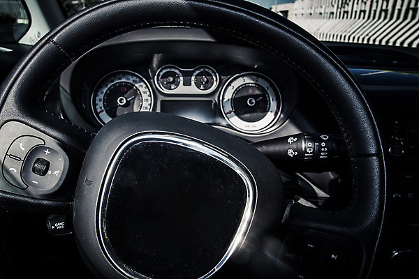 포토 JPG 해외이미지 디자인 스포츠 여행 교통시설 자동차 새로움 뿔 실내 이벤트 사람없음 내부 빛 검은색 장비 운전 판넬 바퀴 고급 우아함 닫기 핸들 가죽 속도 연료 모터 계기판 속도계 자동 제어 해외202004 해외포토 육상교통 컬러 교통 컨셉 모션 시설 파일형식 이미지허브