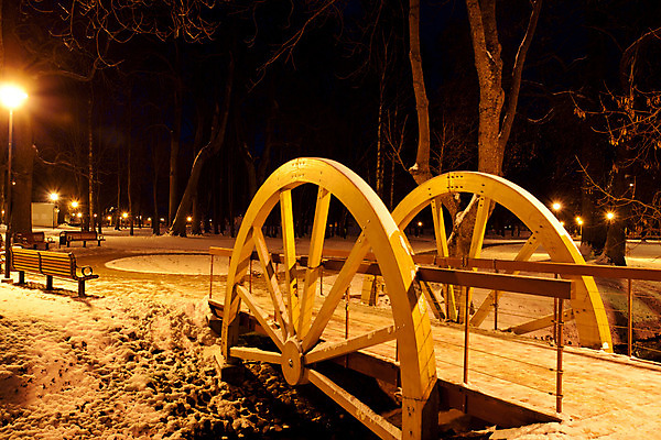 포토 JPG 해외이미지 나무 공원 겨울 벤치 건축양식 자연 새로움 거리 사람없음 야외 빛 도시풍경 반사 어둠 등불 램프 도시 야간 저녁 해외202004 해외포토 자연요소 식물 계절 공공시설 건축 컨셉 의자 조명 풍경 생태계 파일형식 이미지허브