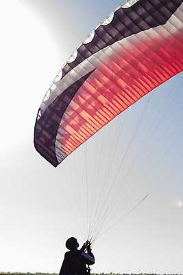 포토 JPG 해외이미지 주간 남자 하늘 한명 사람 상반신 성인 야외 비행 잡기 낙하산 패러글라이딩 글라이더 성인남자한명만 해외202004 해외포토 자연요소 1 스포츠 모션 남자한명만 성인남자만 파일형식 이미지허브