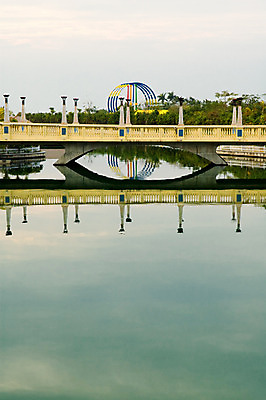 포토 JPG 해외이미지 구름 도로 건축양식 교통시설 자연 거리 파노라마 풍경 사람없음 건물 물 강 반사 환경 침묵 고요 연못 도시 고가도로 연결 강가 언덕 통로 장면 스카이라인 대칭 수평선 해외202004 해외포토 자연요소 건축물 건축 길 교통 촬영기법 소리 고속도로 시설 생태계 파일형식 이미지허브