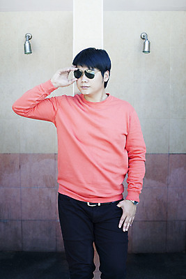 포토 JPG 해외이미지 남자 안경 얼굴 벽 생각 신체 태국 주택 한명 사람 동양인 야외 신체부위 스마트 만족 카피스페이스 해외202004 해외포토 1 잡화 감정 아시아 컨셉 인종 건물 공백 파일형식 이미지허브