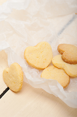 포토 JPG 해외이미지 디저트 사람없음 쿠키 하트 포장지 베이지색 종이호일 해외202004 해외포토 모양 음식 컬러 포장 파일형식 이미지허브