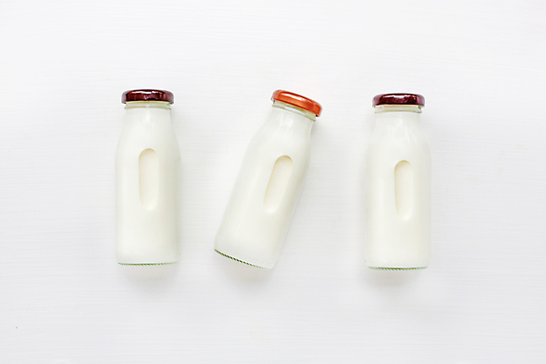 포토 JPG 해외이미지 음식 유리병 유제품 사람없음 우유 흰색 우유병 해외202004 해외포토 컬러 병_용기 파일형식 이미지허브