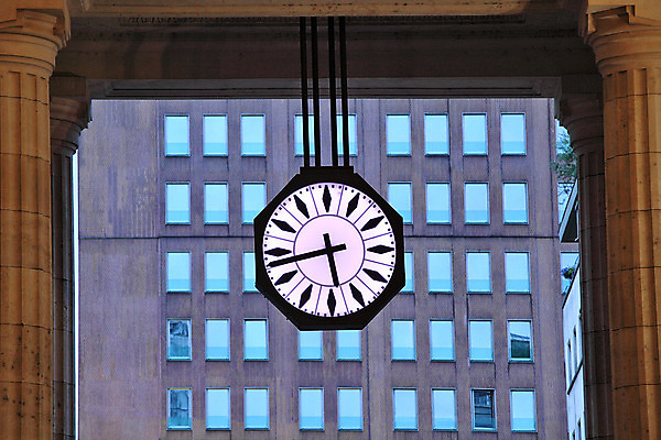 포토 JPG 해외이미지 디자인 외관 유럽 시계 여행 비즈니스 건축양식 창문 유리 거리 사람없음 건물 빛 금속 이탈리아 도시 시간 도심 전철 역 파편 장면 빛망울 밀라노 해외202004 해외포토 건축물 건축 나라 육상교통 교통시설 재질 대중교통 파일형식 이미지허브