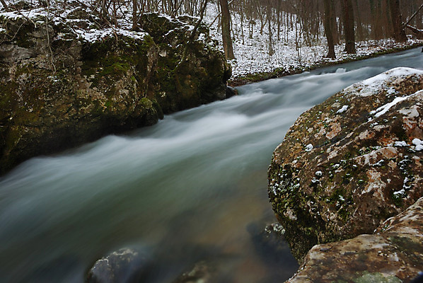 포토 JPG 해외이미지 나무 계절 공원 겨울 모션 자연 날씨 풍경 사람없음 야외 초록색 물 강 평화 환경 냉동 얼음 젖음 흐름 추위 바위 흰색 개울 떨어짐 숲 시원함 크리스탈 서리 스플래쉬 해외202004 해외포토 자연요소 식물 공공시설 컬러 컨셉 돌_바위 광석 생태계 파일형식 이미지허브