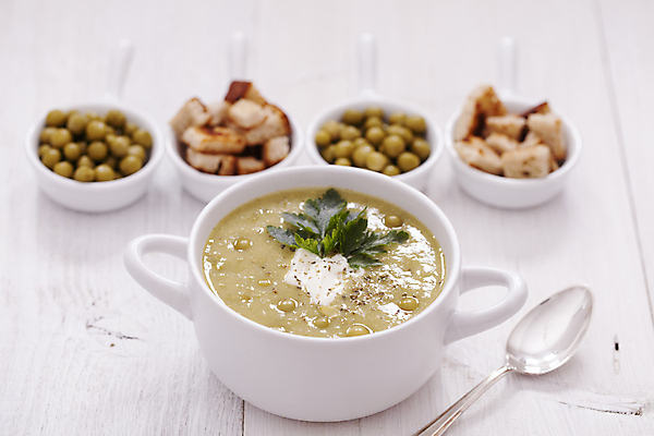 포토 JPG 해외이미지 전통 접시 음식 다이어트 채소 재료 탁자 건강 사람없음 목재 초록색 숟가락 식사 저녁식사 흰색 신선 뜨거움 사발 맛 수프 크림 완두콩 점심식사 채식주의자 해외202004 해외포토 나무 식기 컬러 가구 컨셉 콩 수저 사기그릇 채식 파일형식 이미지허브