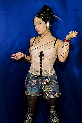 포토 JPG 해외이미지 백인 긴머리 여자 청소년 자연 한명 사람 20대 세로 파란색 컬러풀 유행 화려 엉덩이 펑크 여자한명만 카피스페이스 완전 해외202004 해외포토 서양인 1 헤어스타일 컬러 컨셉 청년 신체부위 공백 생태계 여자만 파일형식 이미지허브