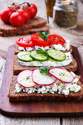 포토 JPG 해외이미지 음식 조각 백그라운드 다이어트 토마토 오이 도마 파슬리 건강 사람없음 목재 갈색 식사 어둠 활발 신선 닫기 아침식사 먹기 허브 유기농 오레가노 총각무 페스츄리 호밀 해외202004 해외포토 나무 식물 웰빙 빵 컬러 컨셉 채소 재료 모션 주방용품 곡류 무 파일형식 이미지허브