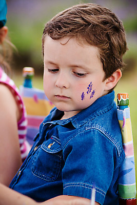 포토 JPG 해외이미지 백인 남자 얼굴 어린이 따뜻함 한명 소년 야외 여름 청춘 햇빛 맑음 할로윈 그리기 그림 해외202004 해외포토 서양인 1 계절 컨셉 모션 날씨 사람 신체부위 태양 파일형식 이미지허브